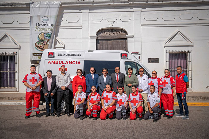 El alcalde toma protesta a la nueva directiva de Cruz Roja Guasave y entrega llaves de ambulancia