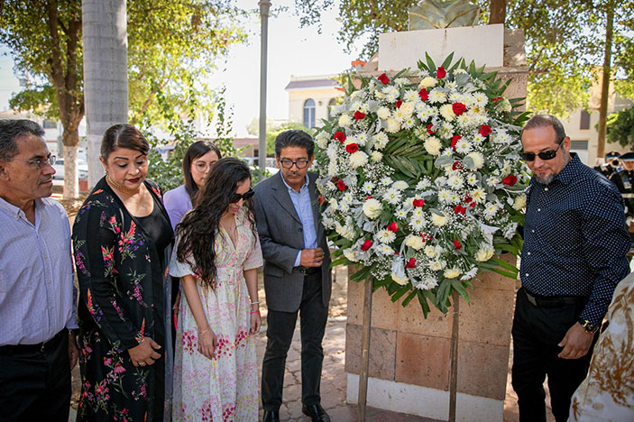 Colocan ofrenda floral a Villafañe y realizan acto cívico en el 428 aniversario de la fundación de Guasave