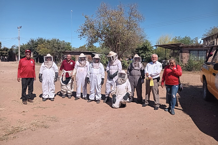 Protección Civil realiza práctica de recuperación de abejas en San Marcial