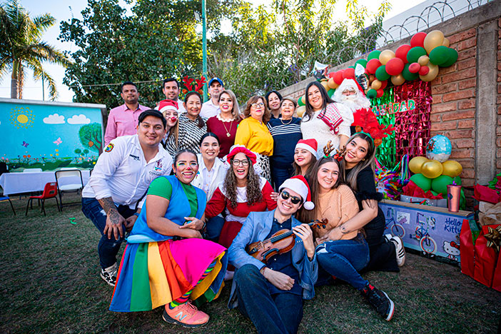 El Sistema DIF Guasave lleva la alegría de la Navidad al asilo de ancianos y a la casa hogar