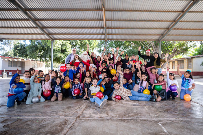 Festival navideño alegra los corazones de niñas y niños en escuelas de alta marginación