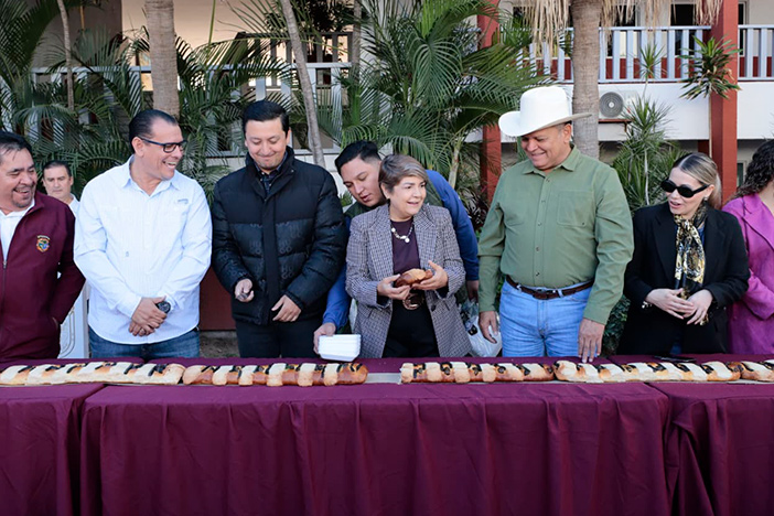 El 2026 será un gran año para todos: la Dra. Cecilia Ramírez Montoya parte la rosca de reyes con los trabajadores del Ayuntamiento de Guasave