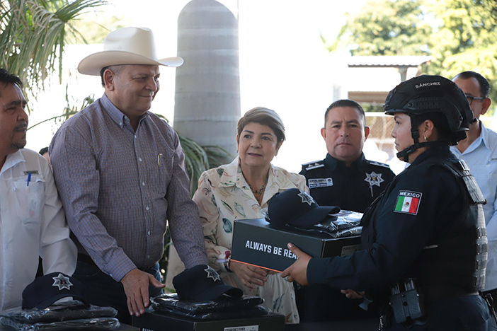 Policías municipales y de vialidad reciben uniformes; alcaldesa reitera apoyo a la seguridad
