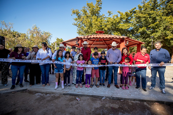 Familias de Agua Blanca estrenan parque con palapa, juegos y cancha de voleibol