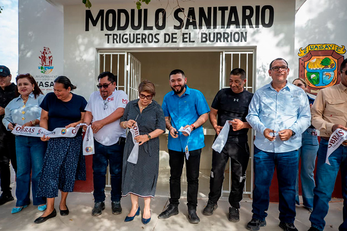 La alcaldesa entrega módulo sanitario en el estadio de béisbol “Beito” Terrazas en El Burrión