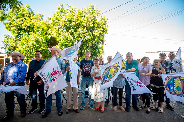 “Lo más importante es la salud y el bienestar”, la alcaldesa da el banderazo a la rehabilitación de la línea de agua potable en la calle Benigno Valenzuela