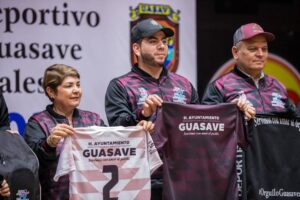 La alcaldesa Dra. Cecilia Ramírez Montoya y el director del Instituto Municipal del Deporte de Guasave, Osvaldo Flores Flores, abanderan a los deportistas rumbo a los Juegos Nacionales CONADE 2025