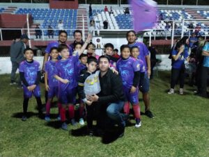 El director del Instituto Municipal del Deporte, Osvaldo Flores, asistió a la gran final y premiación de la categoría “Osos” de la copa IMUDEG, presidida por el profesor Enrique Mexia.