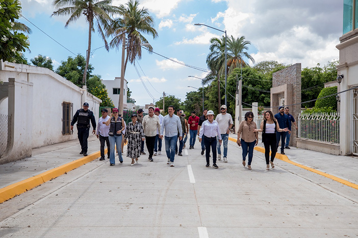 La alcaldesa inaugura pavimento en La Brecha, de regularización de vehículos extranjeros