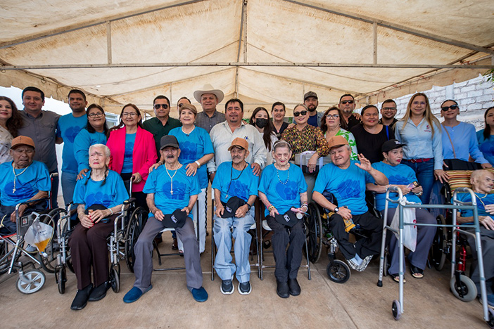 La alcaldesa encabeza el inicio de la Caravana de Apoyo para el Asilo de Ancianos y festejo por el Día del Abuelo